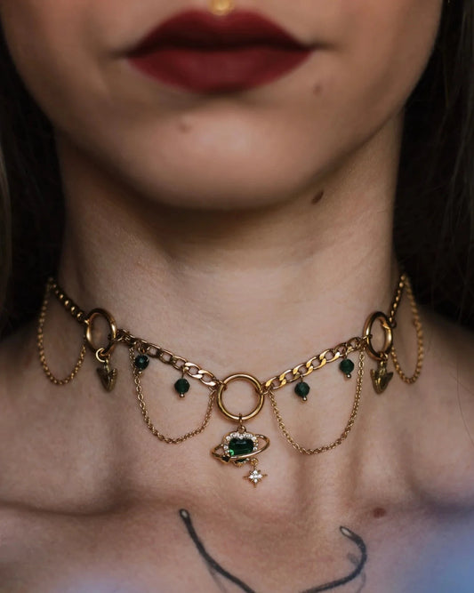 Collier Émerys porté, bijou doré mystique à pendentif céleste