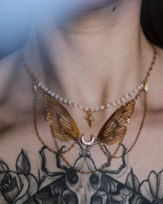 Collier doré L’Ange des Brumes - porté sur modèle, ambiance mystique et éthérée