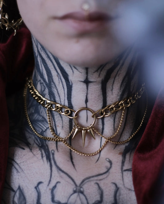 Collier Arès doré avec pendentif central à pointes et chaînes en acier inoxydable