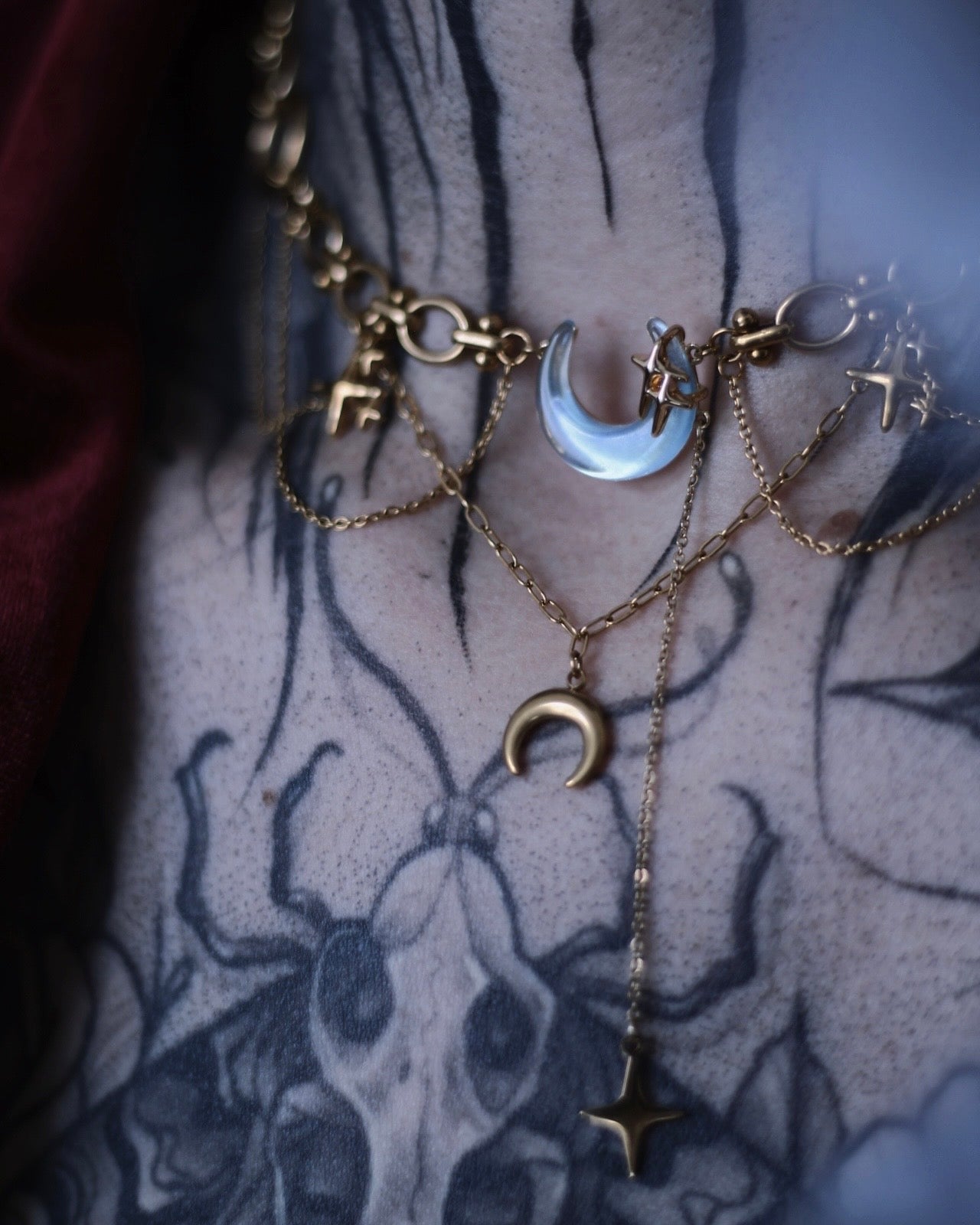 Collier Cassiopée doré avec pendentif lune centrale, croissants lunaires et chaînes en acier inoxydable