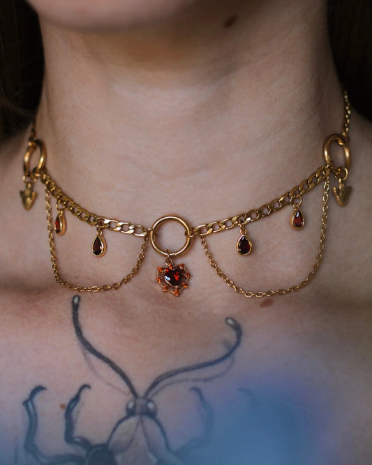 Collier Cœur Ardent porté - cœur rouge et chaînes dorées sur cou de femme