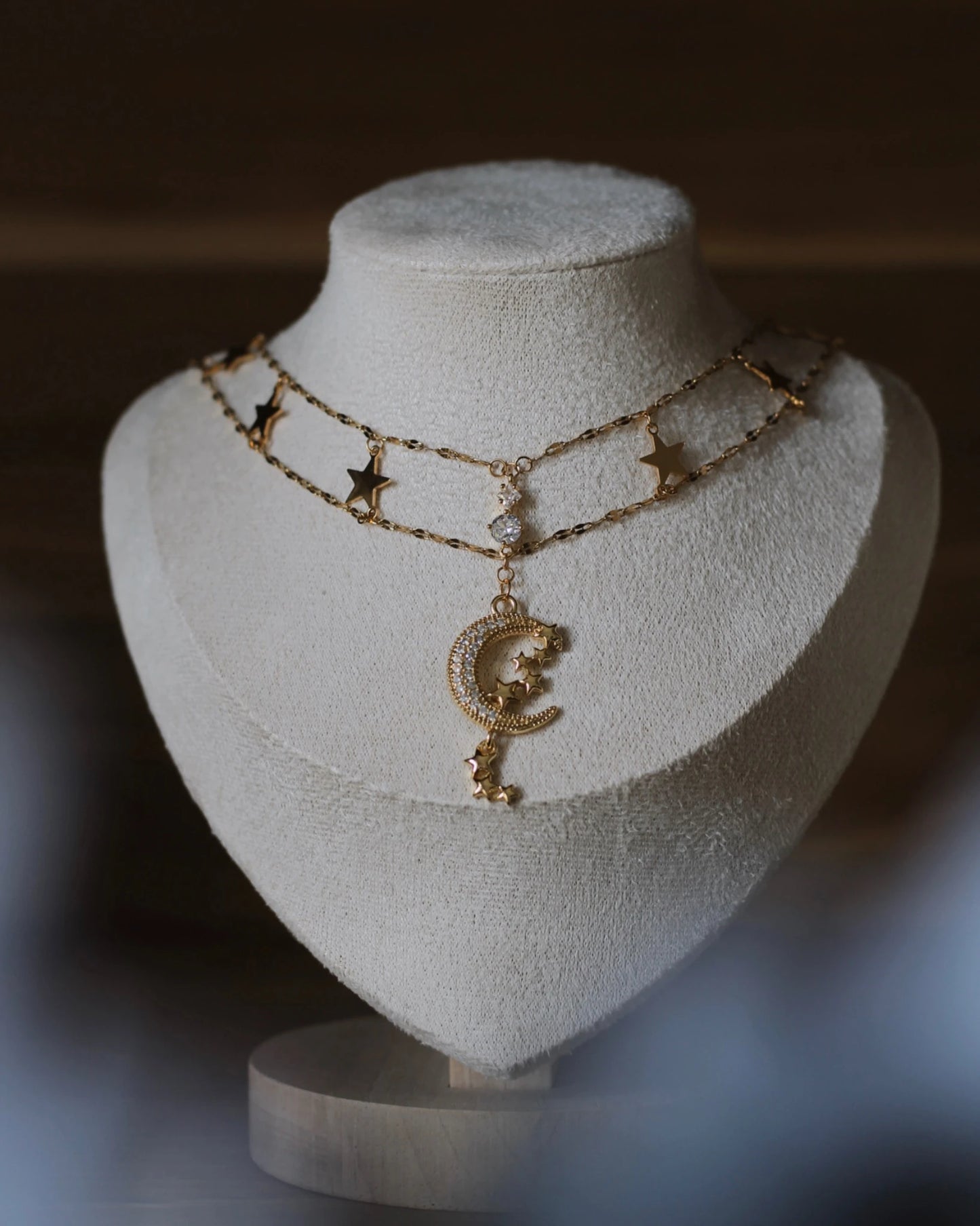 Collier doré double rang avec étoiles mobiles et pendentif lune - Le Chant des Étoiles - bijou poétique Vénys