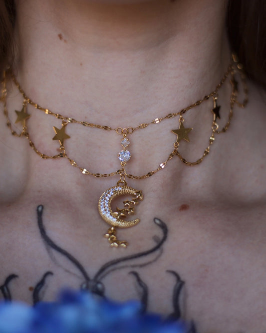 Collier doré Le Chant des Étoiles porté - lune sertie et étoiles dorées - bijou talisman Vénys