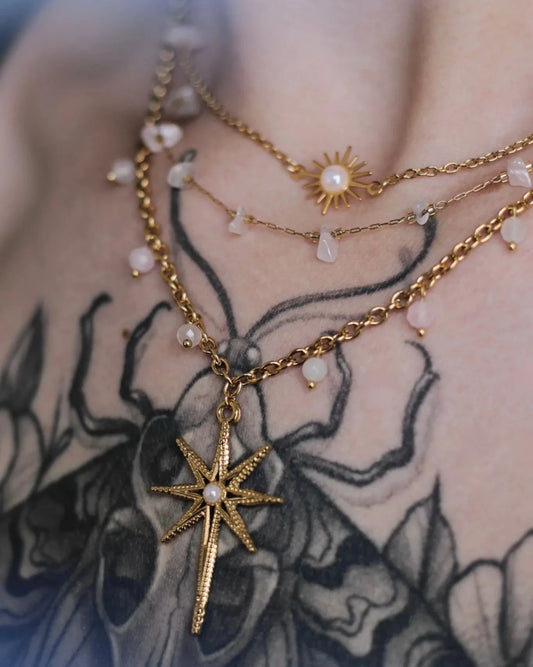 Détail du collier Étoile d’Aube porté, avec pendentif étoile dorée et perles quartz - Vénys
