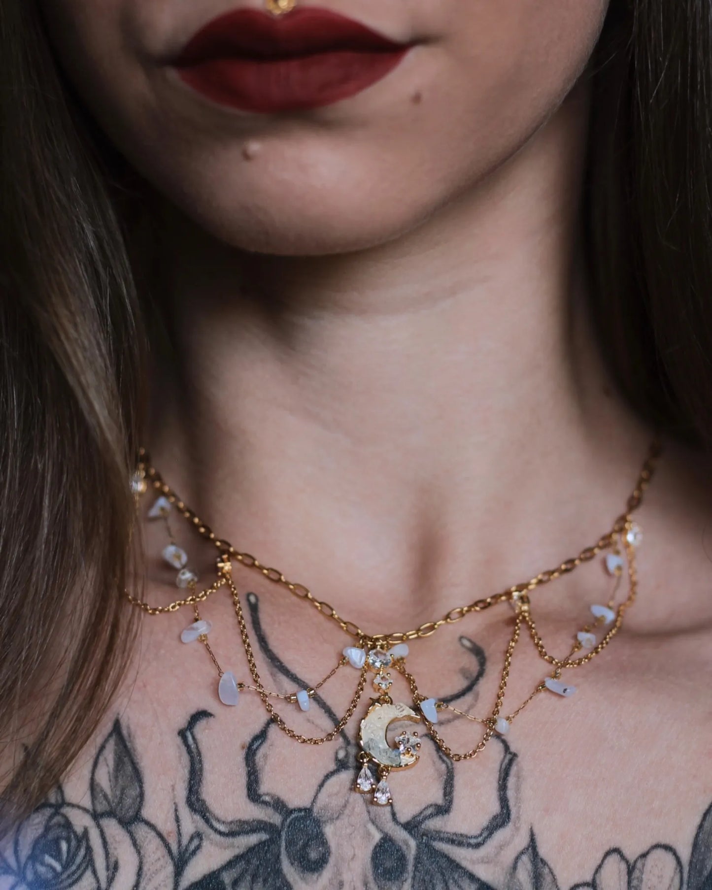 Détail du collier Reine de Nuit - chaîne dorée, perles bleues et lune nacrée