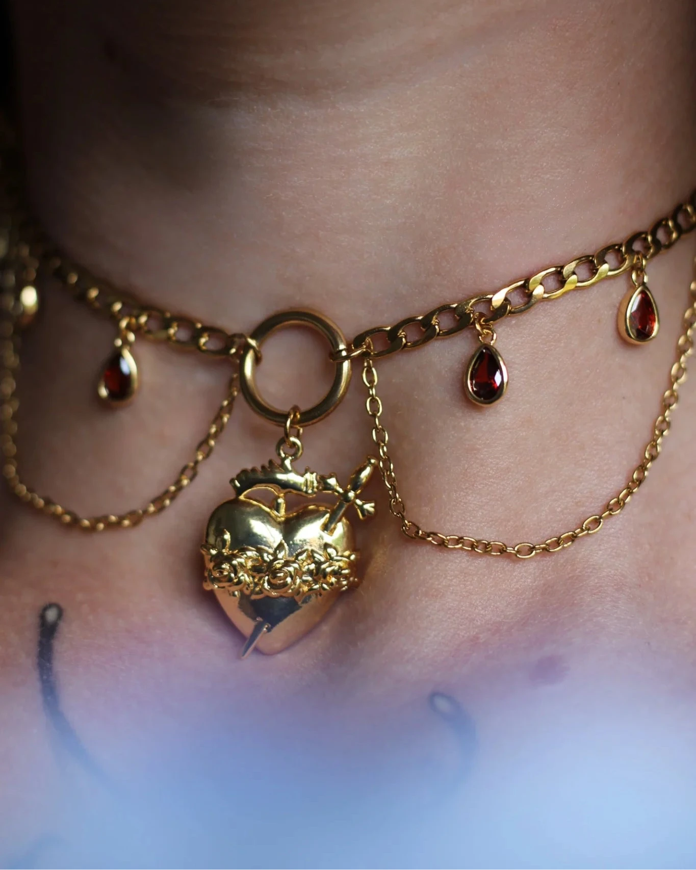 Collier Saignée d’Ambre porté - bijou doré avec pendentifs croix et pierres d'imitation, style mystique