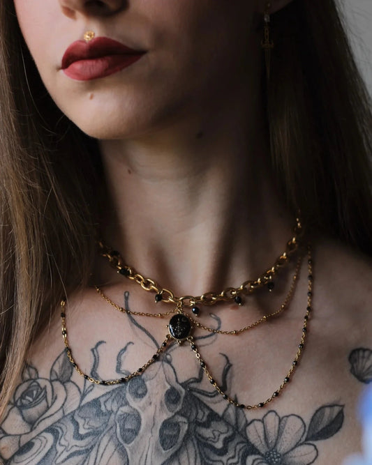 collier mystique porté - Sous l’Éclipse par Vénys