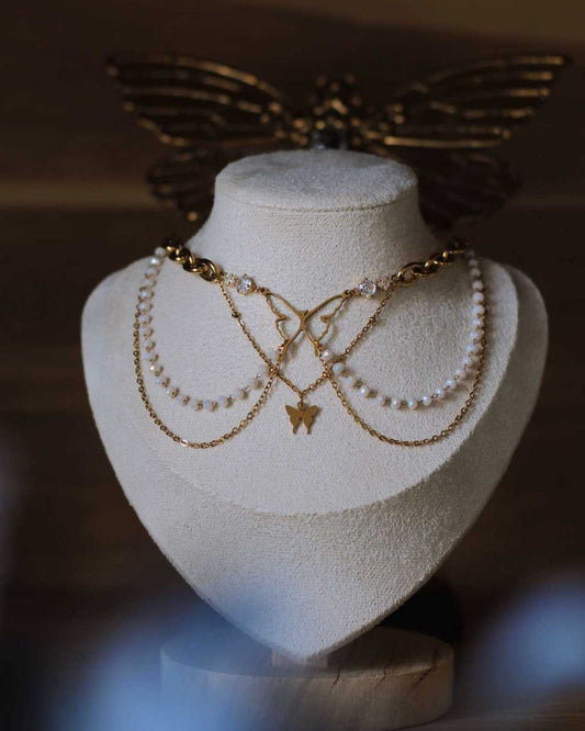 Collier ras-de-cou doré papillon avec perles nacrées sur buste - bijou poétique Vénys pour métamorphose féminine