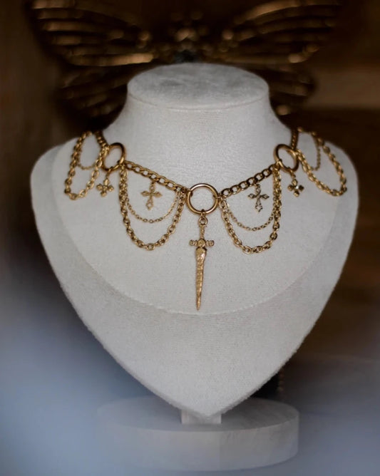 collier doré épée femme, collier multi chaînes gothique, bijou mystique doré, collier talisman guerrier