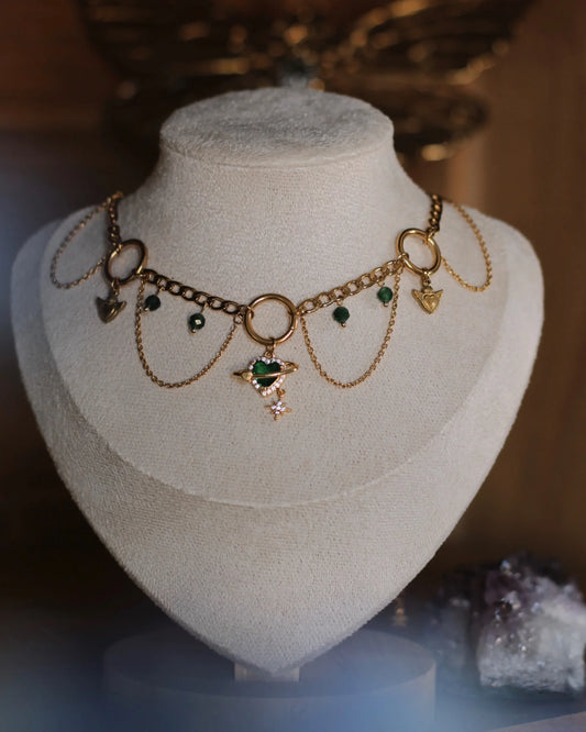 Collier doré Émerys sur présentoir avec pendentif coeur planète et perles vertes