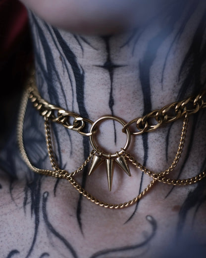 Collier Arès doré avec pendentif central à pointes et chaînes en acier inoxydable