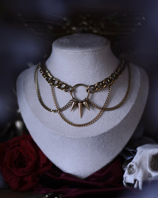 Collier Arès doré avec pendentif central à pointes et chaînes en acier inoxydable