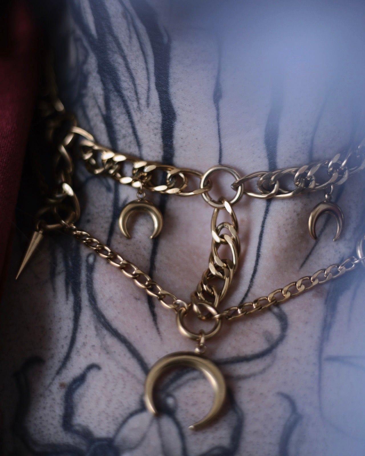 Collier Artémis doré avec pendentif lune centrale, croissants lunaires et chaînes en acier inoxydable