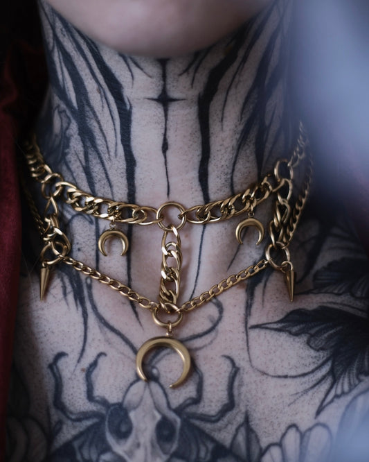 Collier Artémis doré avec pendentif lune centrale, croissants lunaires et chaînes en acier inoxydable