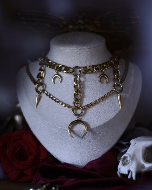 Collier Artémis doré avec pendentif lune centrale, croissants lunaires et chaînes en acier inoxydable