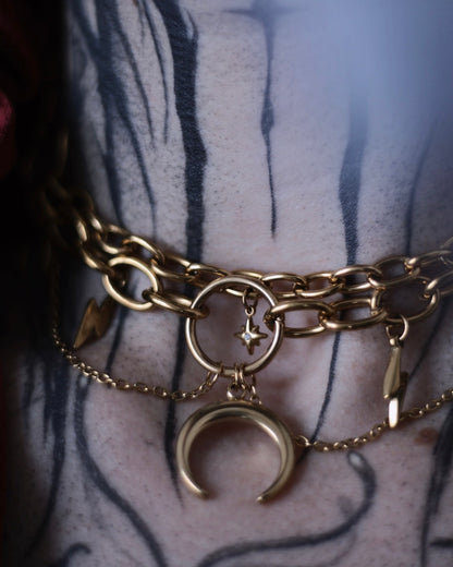 Collier Astéria doré avec étoile centrale ornée d’un cristal et chaînes suspendues