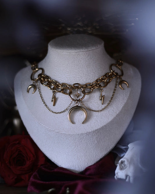 Collier Astéria doré avec étoile centrale ornée d’un cristal et chaînes suspendues