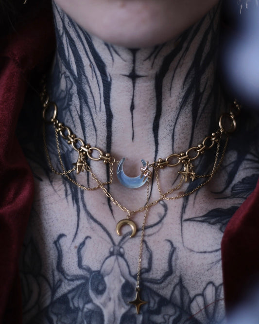 Collier Cassiopée doré avec pendentif lune centrale, croissants lunaires et chaînes en acier inoxydable