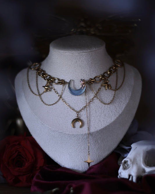 Collier Cassiopée doré avec pendentif lune centrale, croissants lunaires et chaînes en acier inoxydable