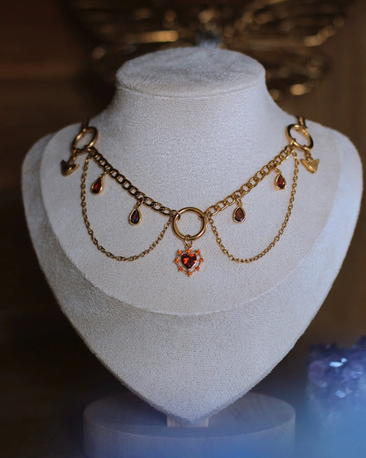 Collier doré baroque Cœur Ardent sur buste avec pendentif rouge flamboyant