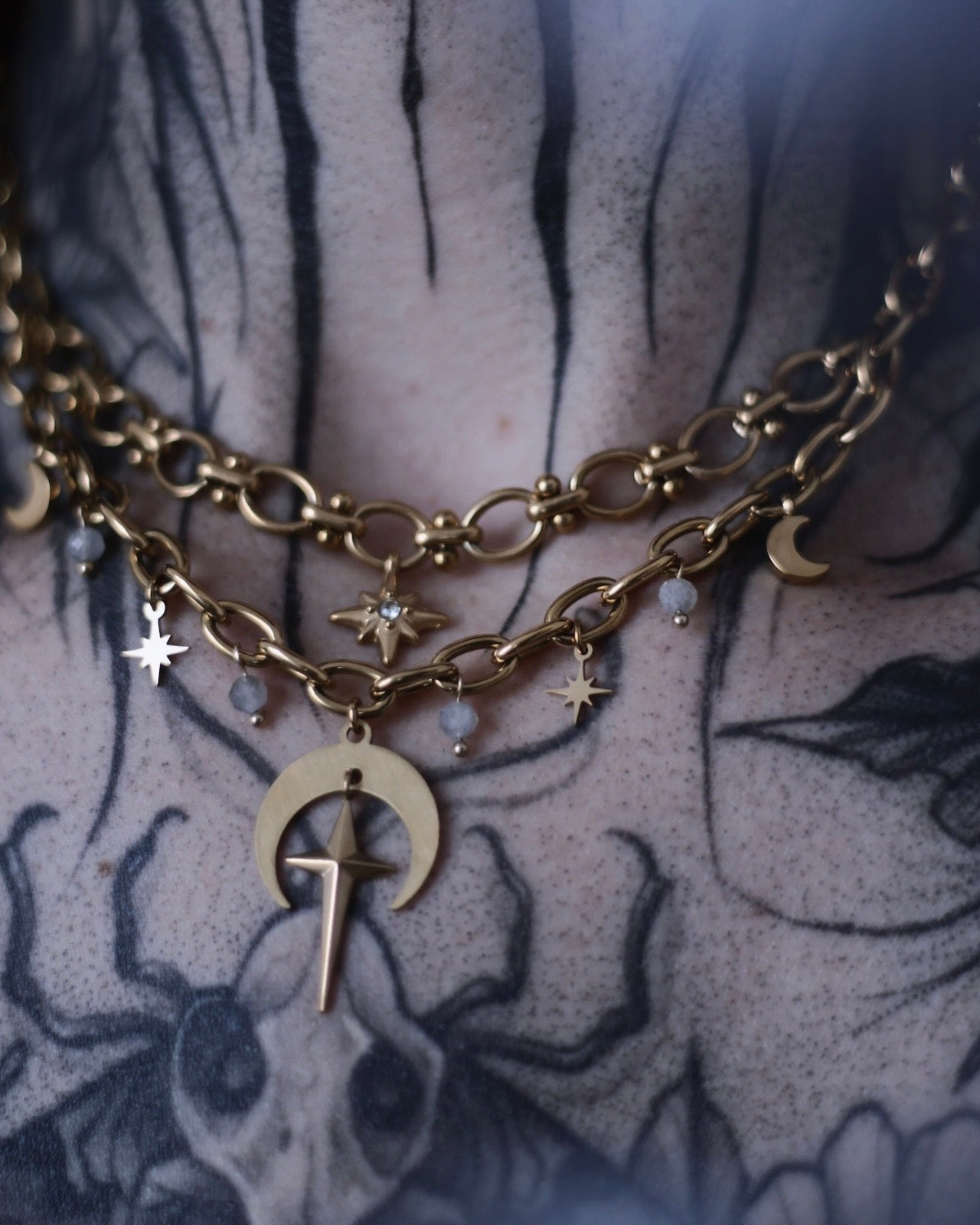 Collier Éclipse doré avec pendentif lune centrale, croissants lunaires et chaînes en acier inoxydable