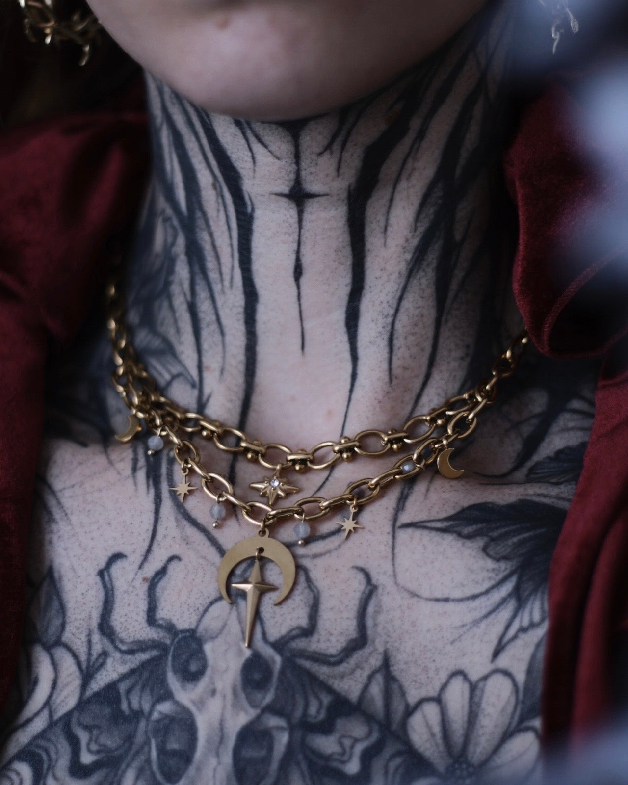 Collier Éclipse doré avec pendentif lune centrale, croissants lunaires et chaînes en acier inoxydable