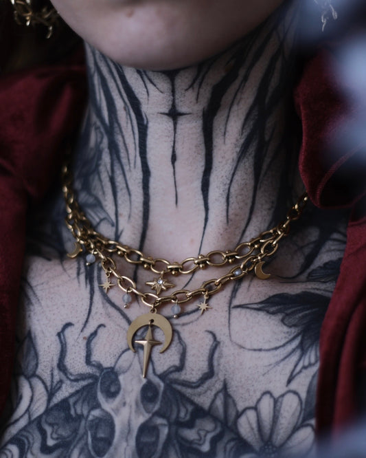 Collier Éclipse doré avec pendentif lune centrale, croissants lunaires et chaînes en acier inoxydable