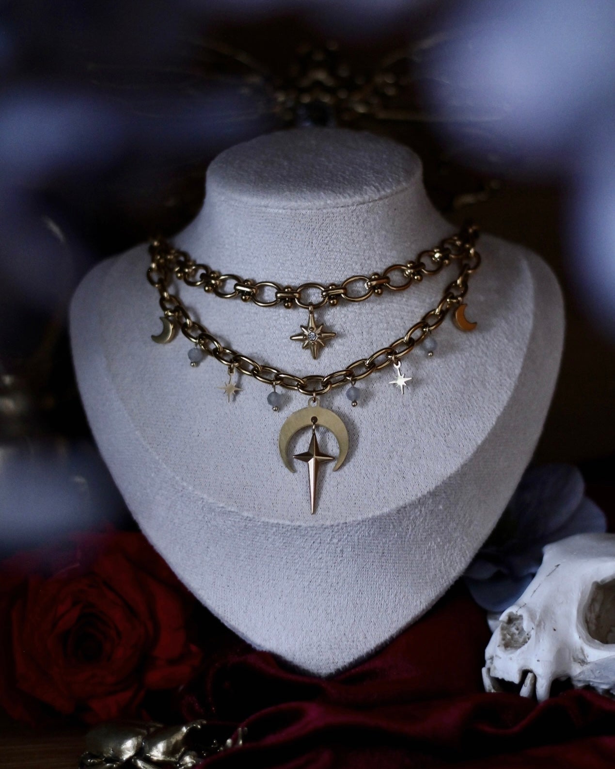 Collier Éclipse doré avec pendentif lune centrale, croissants lunaires et chaînes en acier inoxydable