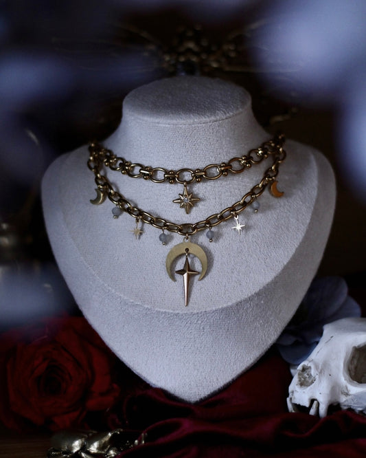 Collier Éclipse doré avec pendentif lune centrale, croissants lunaires et chaînes en acier inoxydable