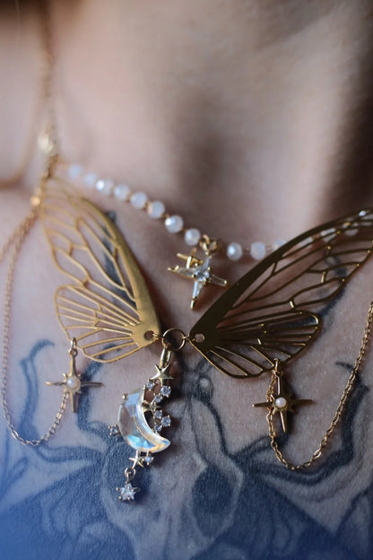 Détail du collier papillon "L’Éphémère Éternel" - lune scintillante et cristaux