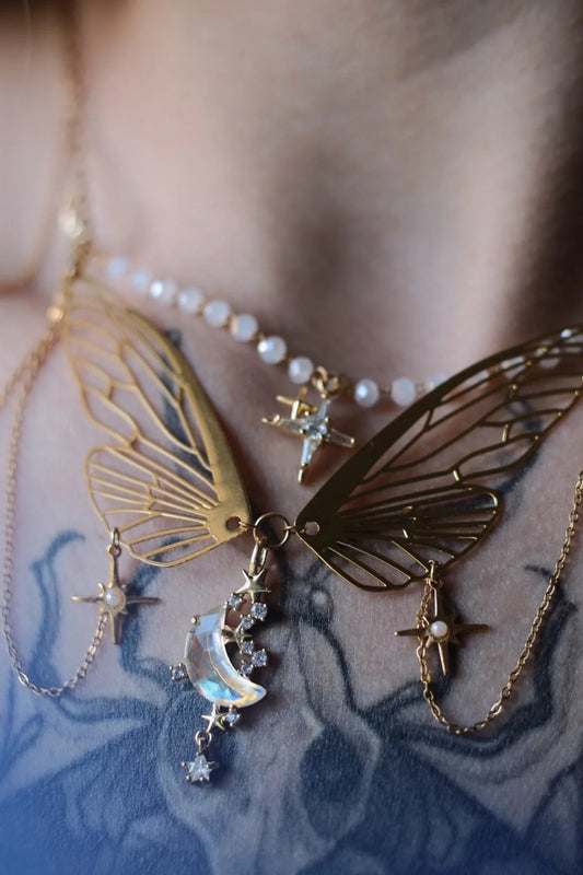 Détail du collier papillon "L’Éphémère Éternel" - lune scintillante et cristaux