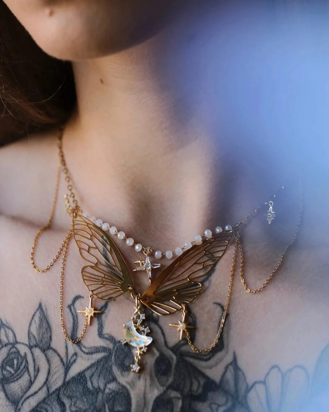 Collier "L’Éphémère Éternel" porté - bijoux doré papillon, perles et pendentif lunaire