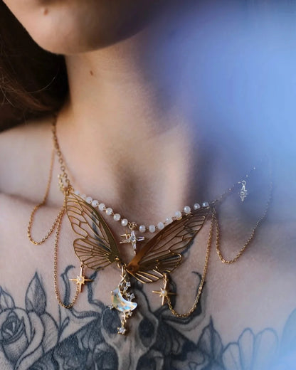 Collier "L’Éphémère Éternel" porté - bijoux doré papillon, perles et pendentif lunaire