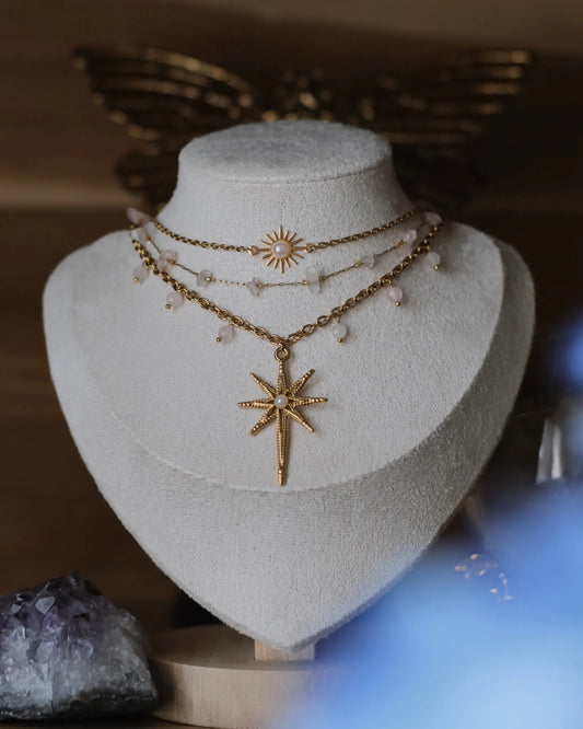Collier doré triple rang avec étoile nacrée et perles quartz roses - bijou Vénys sur buste