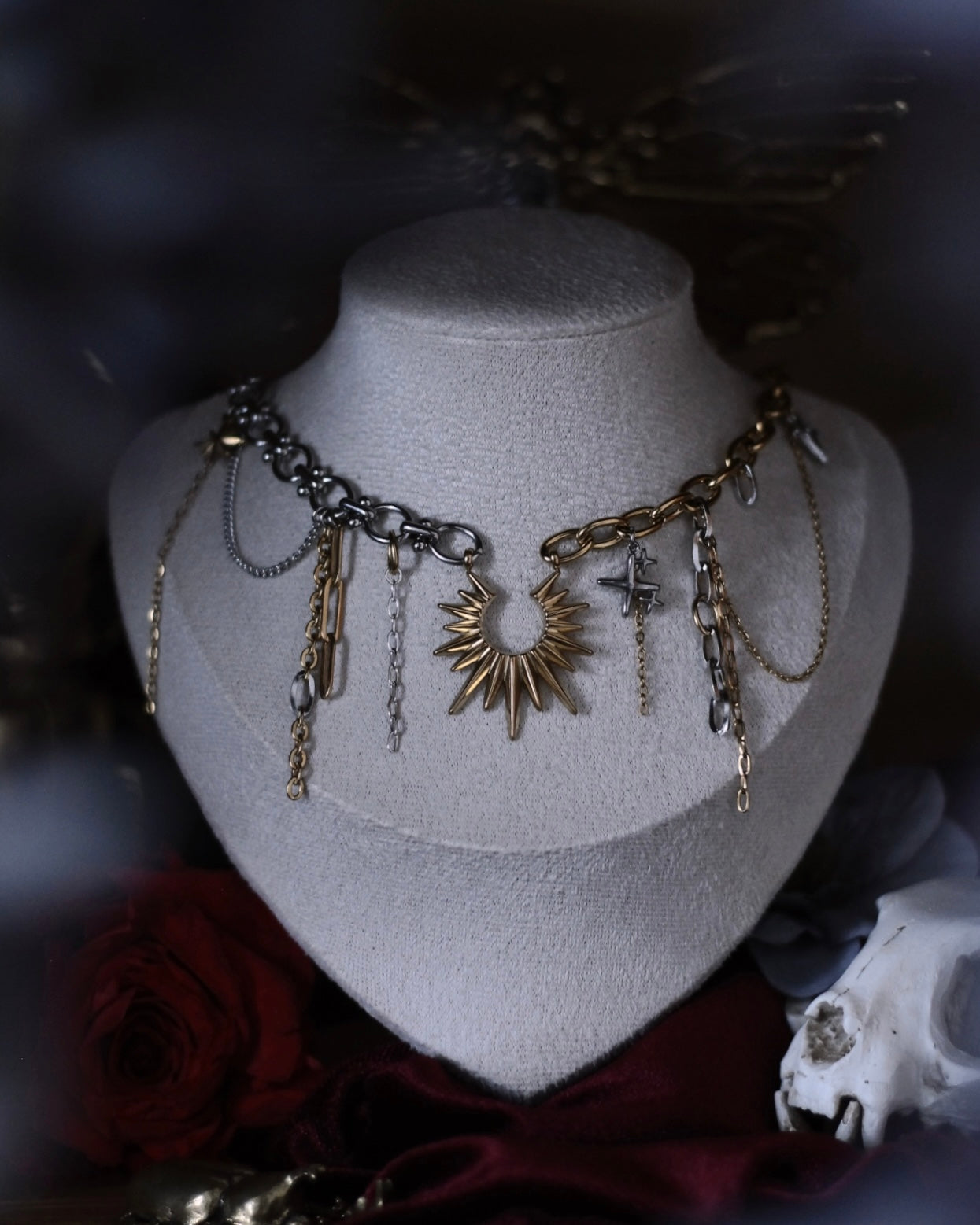 Collier Helios en acier inoxydable doré et argenté avec pendentif soleil, chaînes asymétriques et breloques.