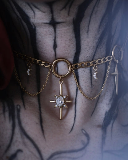 Collier Nébuleuse doré avec étoiles, lunes suspendues et pendentif central orné d’un cristal