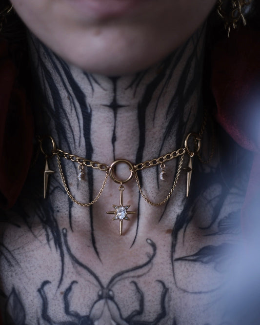 Collier Nébuleuse doré avec étoiles, lunes suspendues et pendentif central orné d’un cristal
