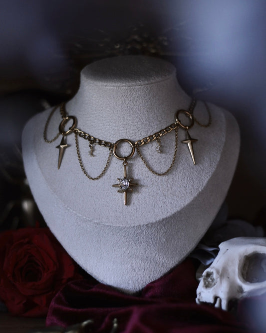 Collier Nébuleuse doré avec étoiles, lunes suspendues et pendentif central orné d’un cristal