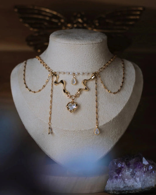 Collier Précieuse Larme sur présentoir - bijou doré avec perles et cristaux