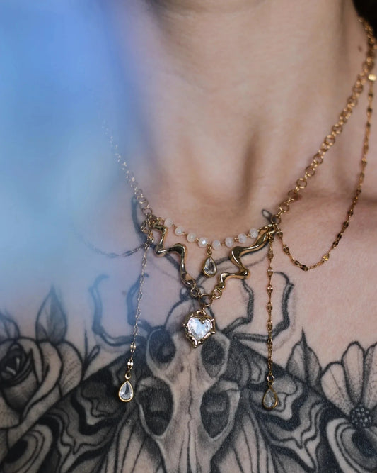 Collier Précieuse Larme porté - bijou doré talisman avec pendentifs gouttes