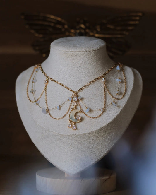 Collier doré à pendentif lune nacrée et perles claires - bijou mystique Vénys
