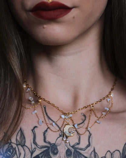 Détail du collier Reine de Nuit - chaîne dorée, perles bleues et lune nacrée