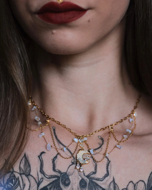 Détail du collier Reine de Nuit - chaîne dorée, perles bleues et lune nacrée
