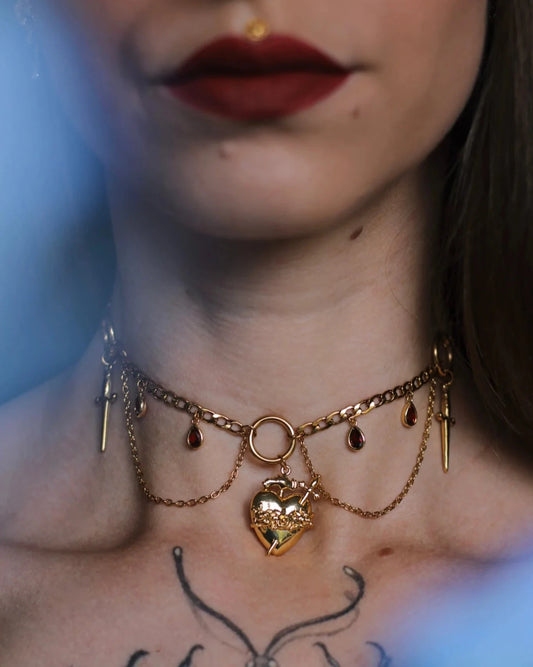 Collier Saignée d’Ambre porté - bijou doré avec pierres d’ambre et croix, pour femmes ardentes