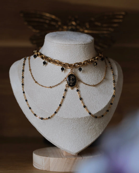 Collier doré noir sur buste - Sous l’Éclipse par Vénys